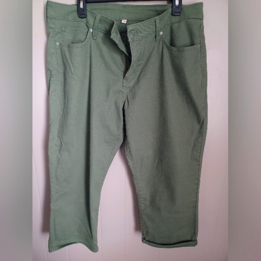 Levi's medium green capri